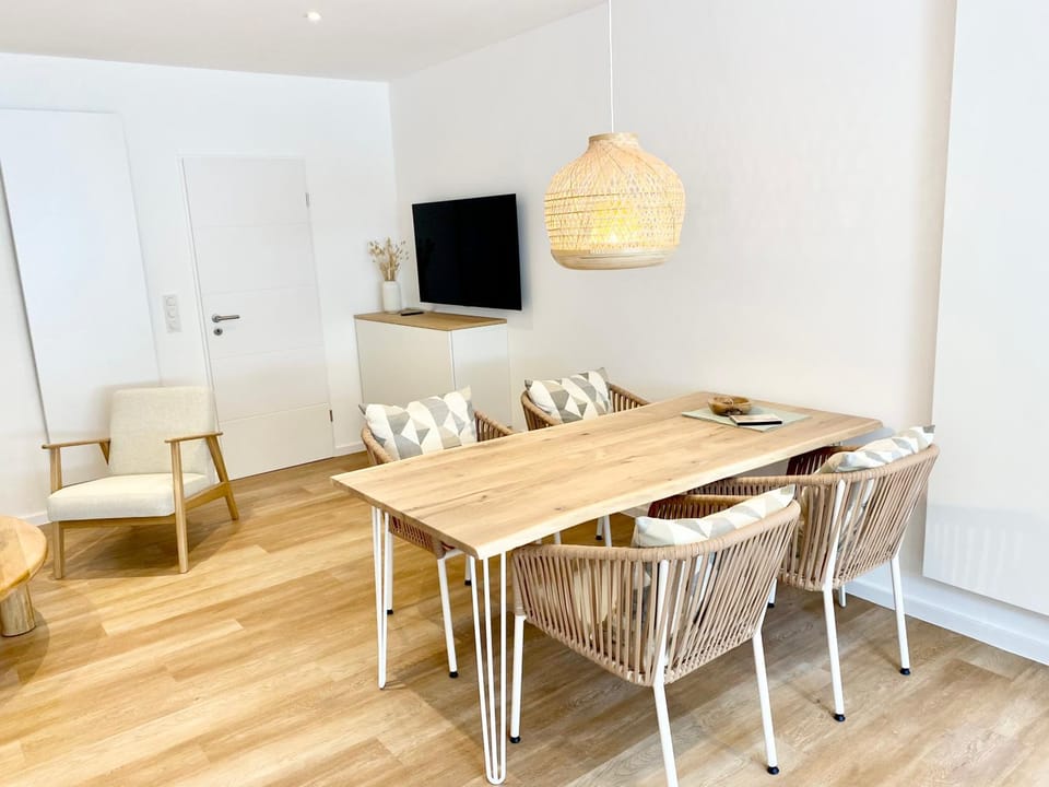 TV and multimedia, Living room, Seating area, Dining area