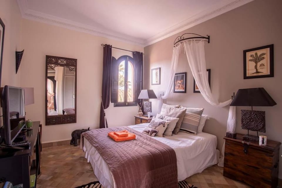 Bed, TV and multimedia, Photo of the whole room, Bedroom, towels