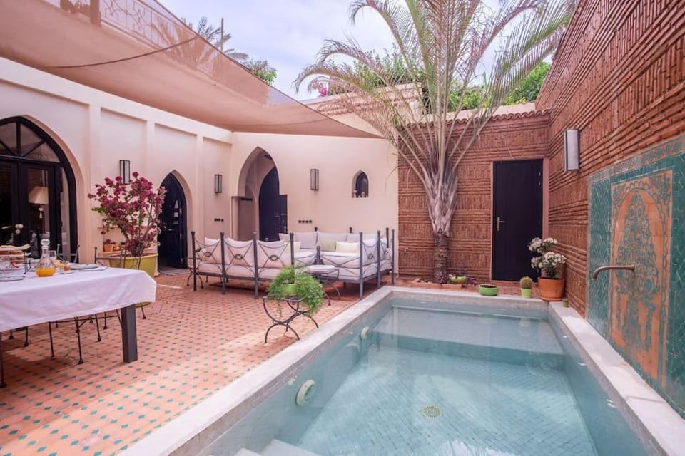 Property building, Day, Pool view, Swimming pool, sunbed