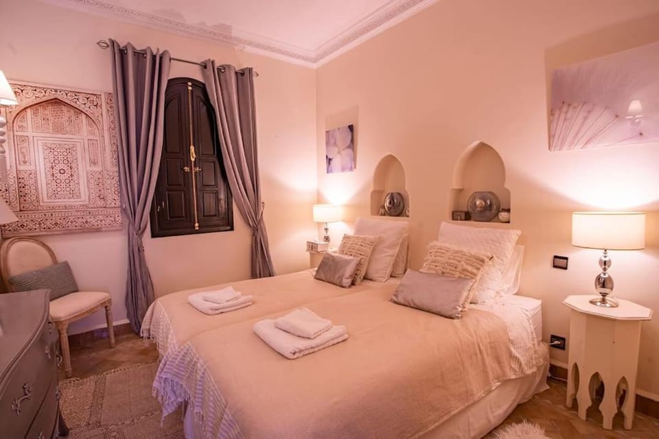 Bed, Living room, Photo of the whole room, Bedroom, towels