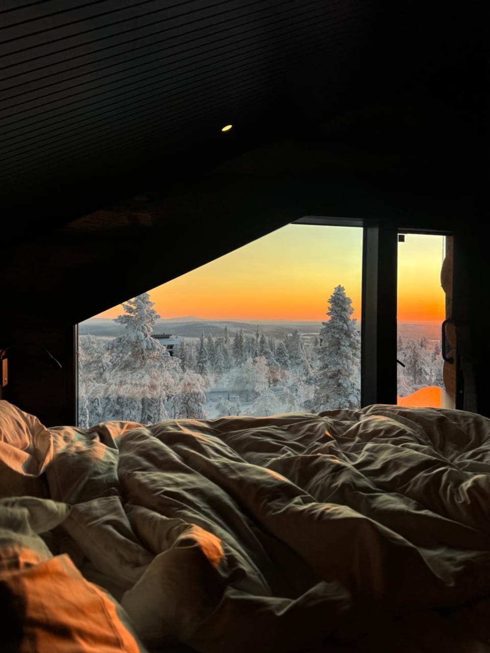 Bed, Natural landscape, Photo of the whole room, Bedroom, Mountain view, Sunrise, Sunset