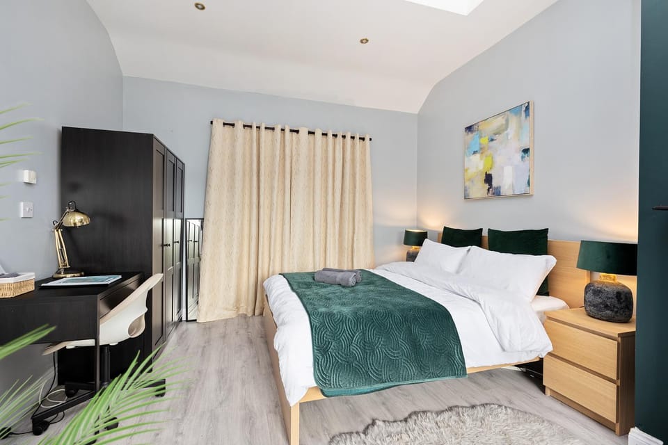 Bed, TV and multimedia, Photo of the whole room, Bedroom, towels, wardrobe