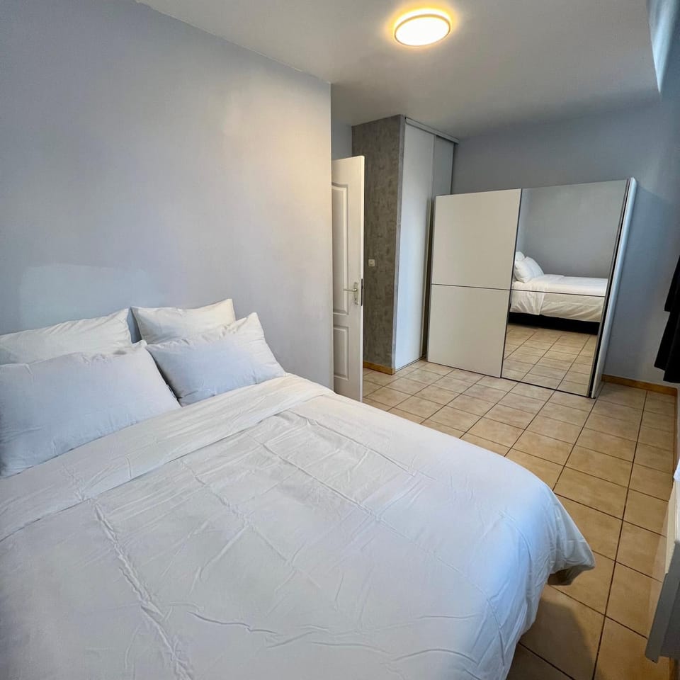 Grand T2 Spacieux 53m2 HyperCentre Canebière Clim & WiFi Cuisine équipée Apartment in Marseille