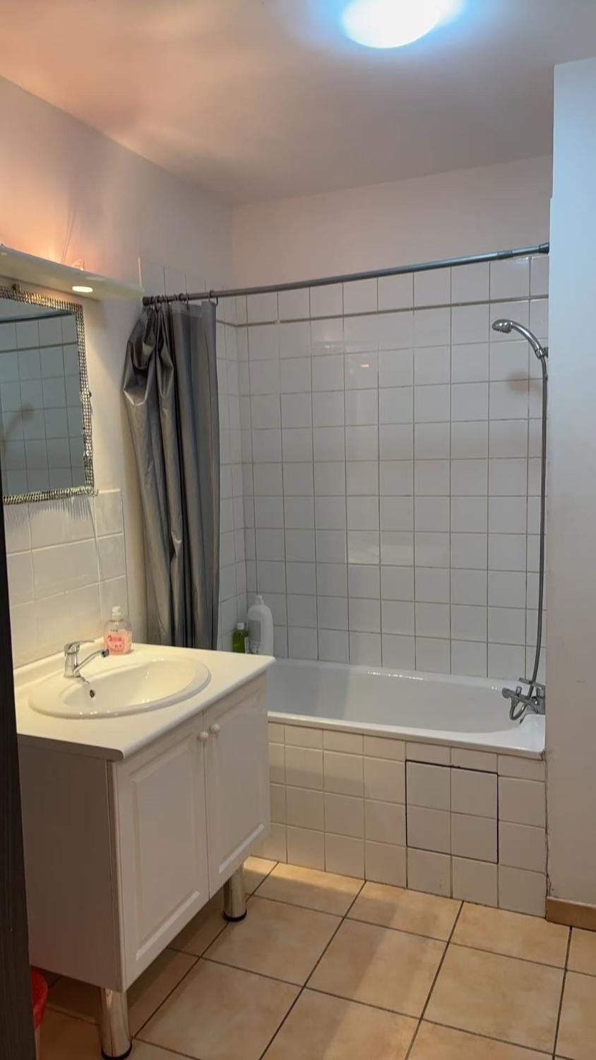 Grand T2 Spacieux 53m2 HyperCentre Canebière Clim & WiFi Cuisine équipée Apartment in Marseille