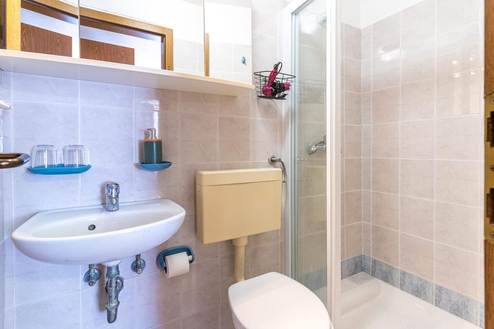 Shower, Toilet, Bathroom, heating