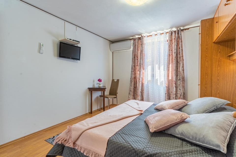 Bed, TV and multimedia, Photo of the whole room, Seating area, Bedroom, internet, air conditioner