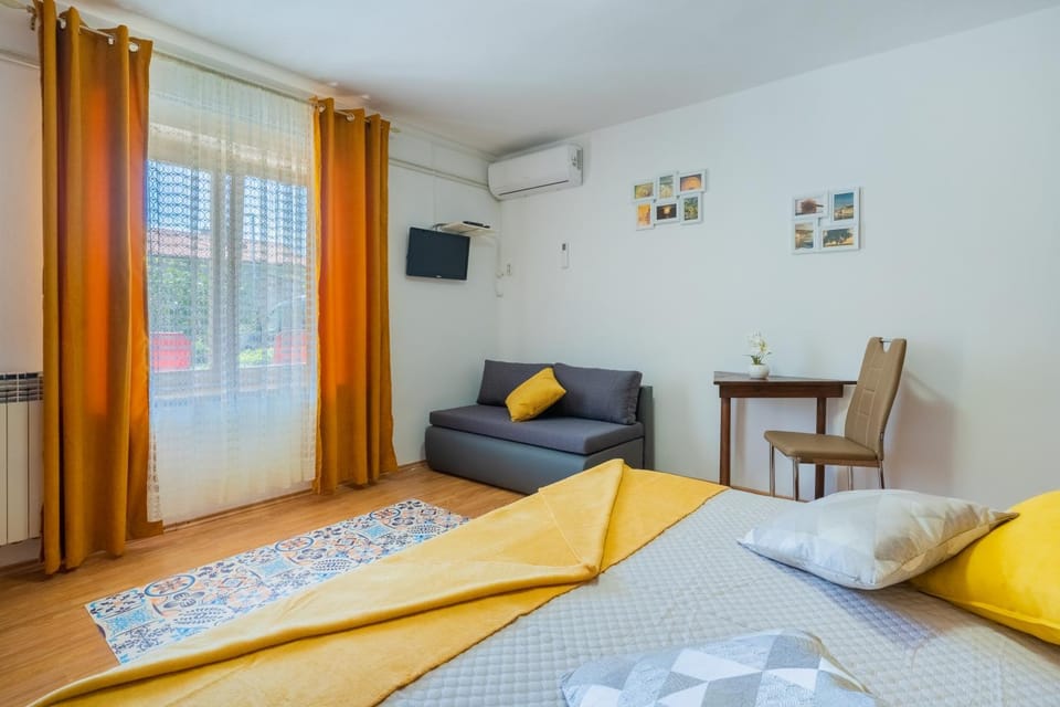 Bed, TV and multimedia, Photo of the whole room, Bedroom, air conditioner