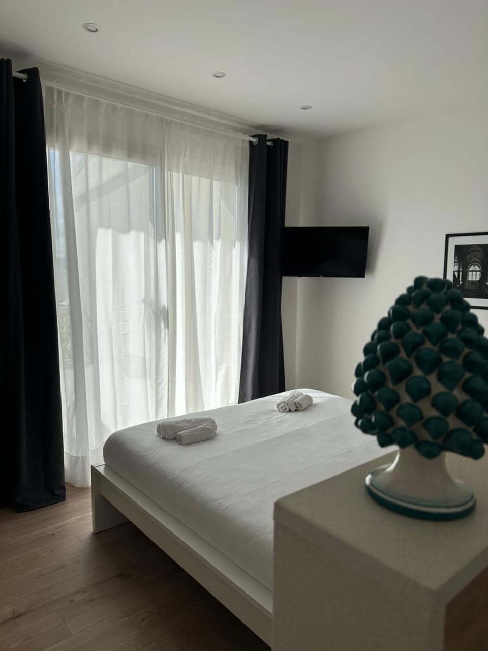 Bed, TV and multimedia, Photo of the whole room, Bedroom