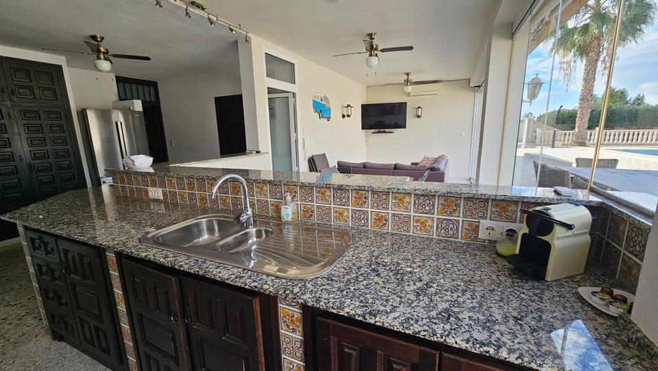View (from property/room), Kitchen or kitchenette, Dining area