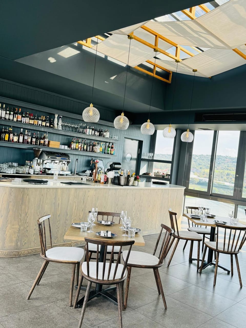 Restaurant/places to eat, Lounge or bar