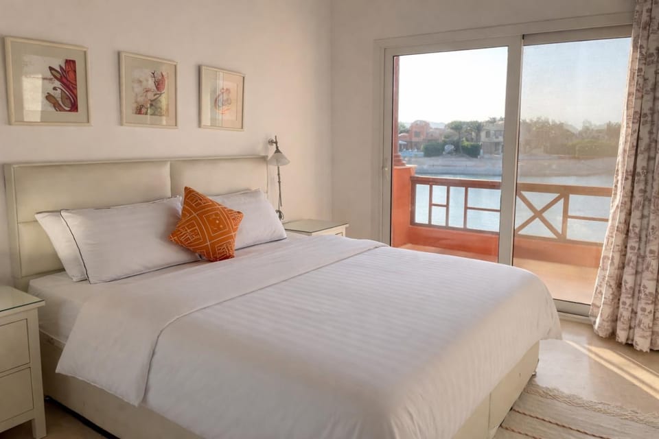 Bed, Natural landscape, View (from property/room), Balcony/Terrace, Bedroom, Lake view