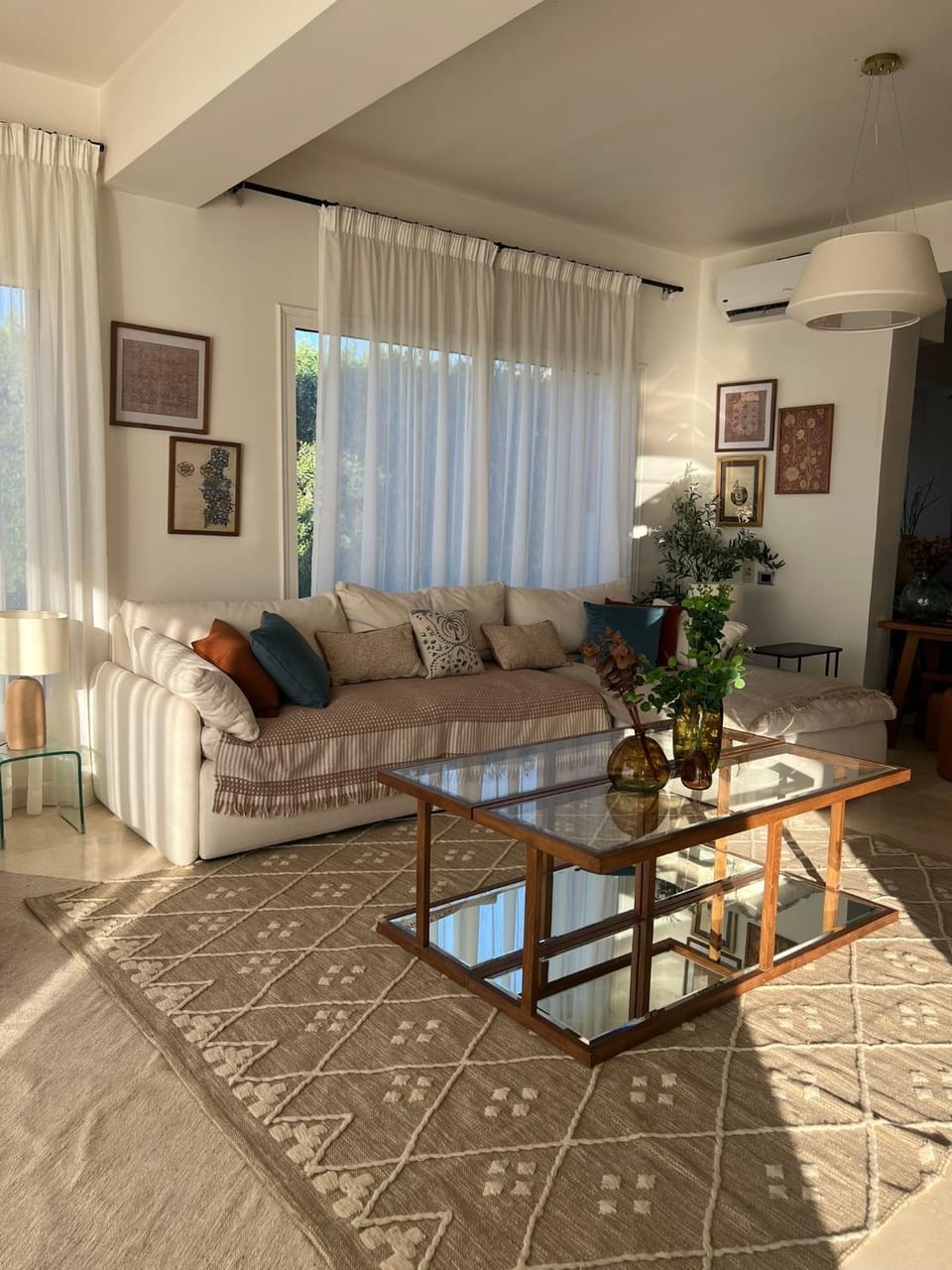 Living room, Seating area, air conditioner
