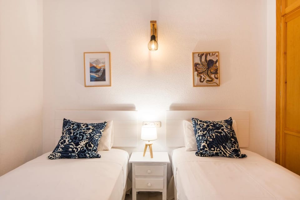 Photo of the whole room, Bedroom