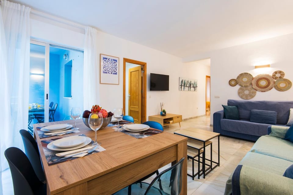 TV and multimedia, Living room, Seating area, Dining area