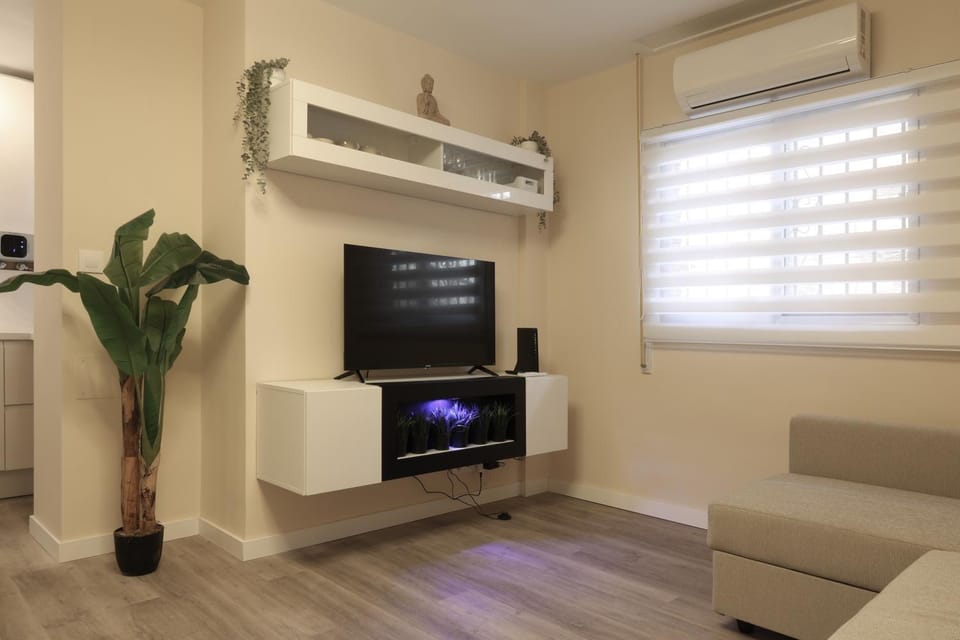 TV and multimedia, Living room, Seating area, air conditioner