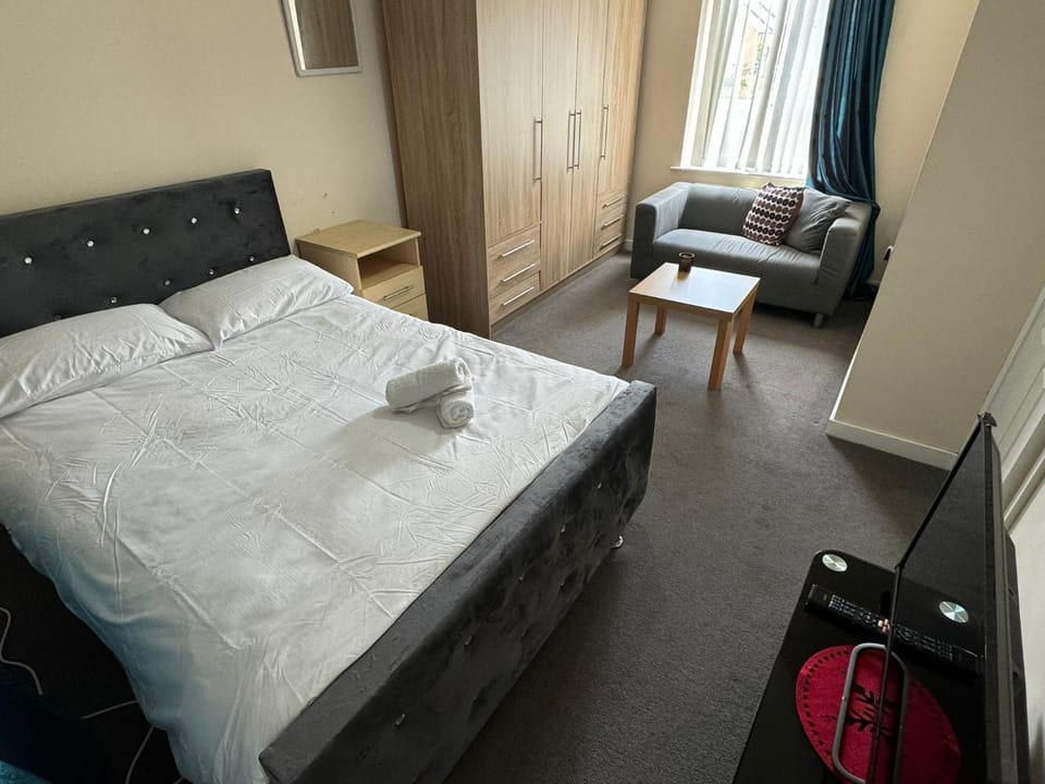 TV and multimedia, Photo of the whole room, Bedroom