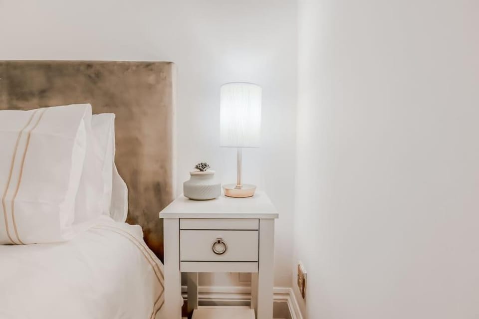 2 bed chic vintage flat at Bayswater Apartment in City of Westminster