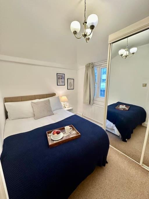 2 bed chic vintage flat at Bayswater Apartment in City of Westminster