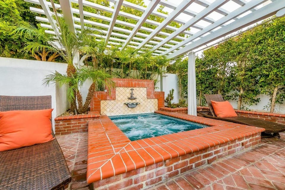 Oceanfront Dog Friendly Home with Waterfront Porch, Gas Grill, Hot Tub & Fire Pit House in La Jolla