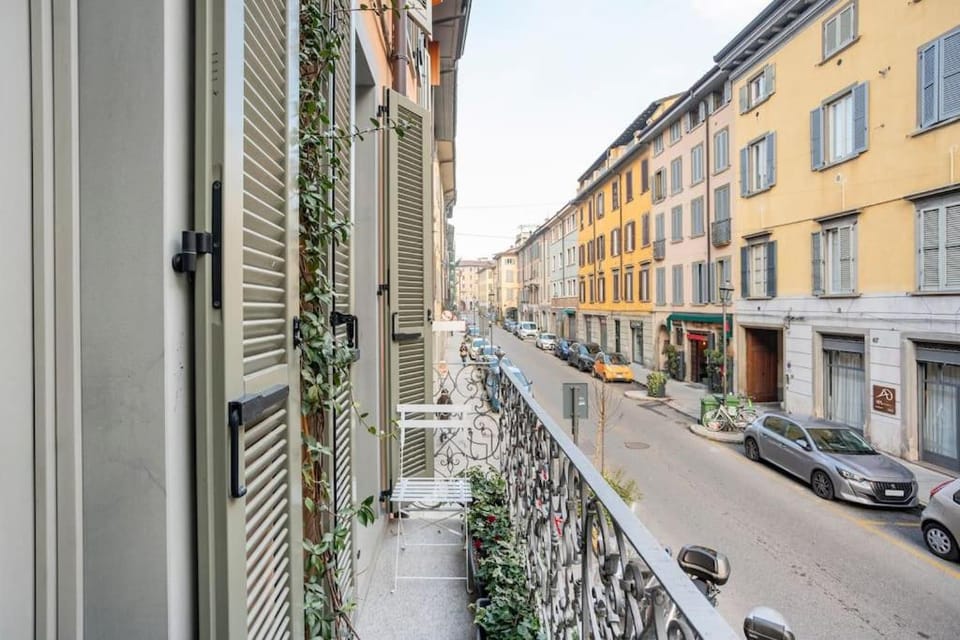 Property building, Day, Neighbourhood, Balcony/Terrace, City view, Street view, Location, Parking