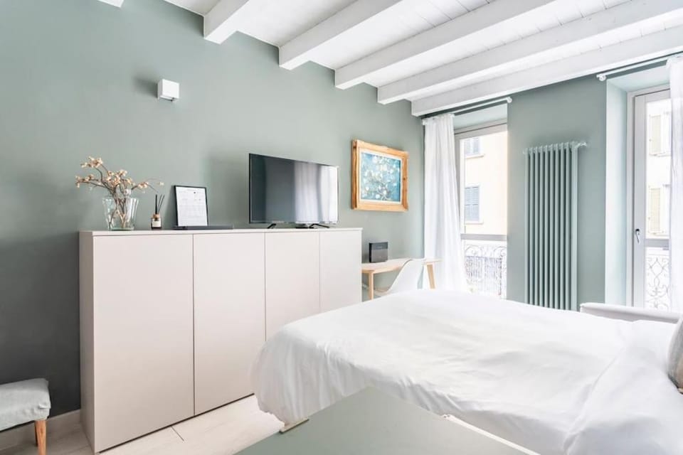 Bed, TV and multimedia, Photo of the whole room, Bedroom, hair dresser