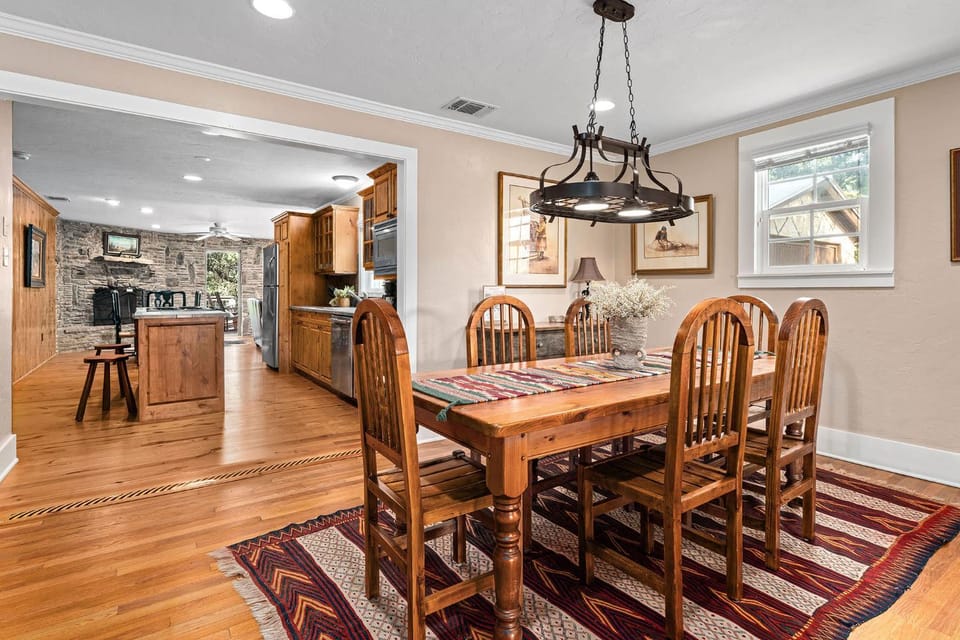 Walk to Main St, Hot Tub, Pool, Elevated Deck! House in Fredericksburg