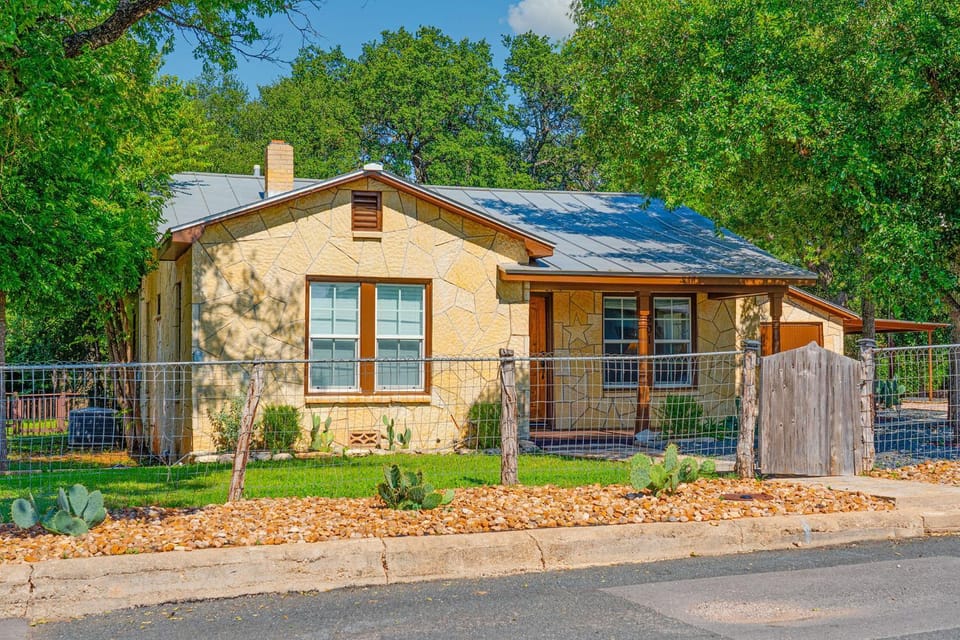 Walk to Main St, Hot Tub, Pool, Elevated Deck! House in Fredericksburg