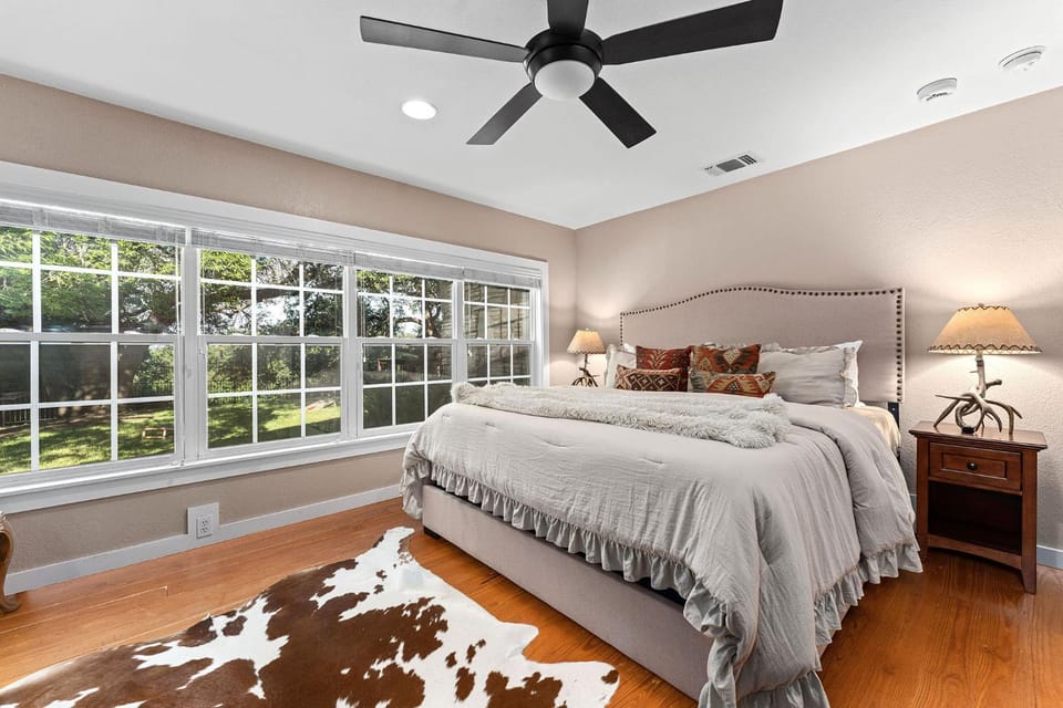 Walk to Main St, Hot Tub, Pool, Elevated Deck! House in Fredericksburg