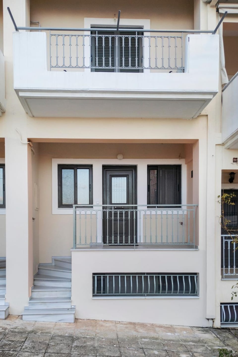 Property building, Day, Balcony/Terrace