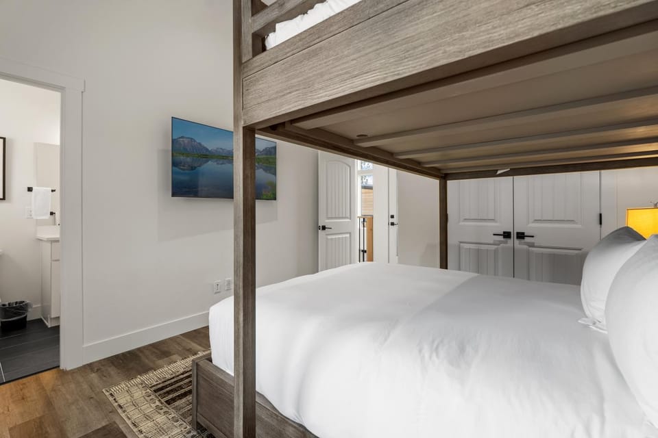 Bedroom, bunk bed