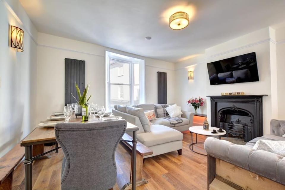 Modern 4 Bedroom townhouse perfect location. Apartment in Brighton