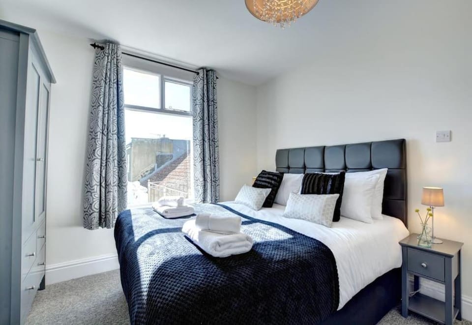 Modern 4 Bedroom townhouse perfect location. Apartment in Brighton