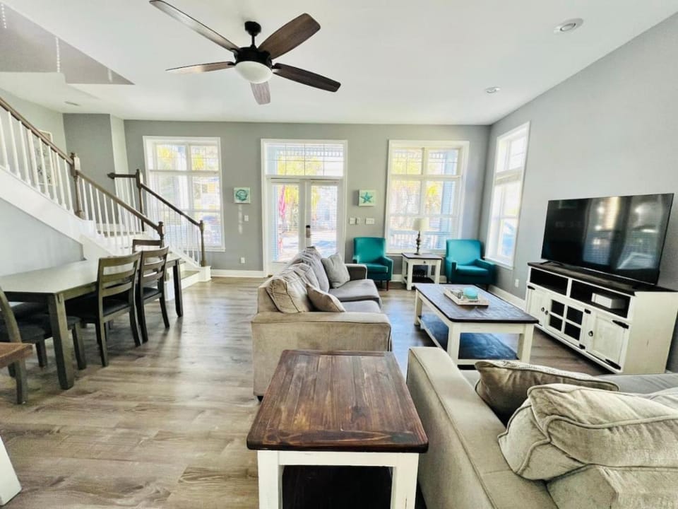 Sunny Days on 30A - 5 Min Walk to Beach - Pool - Gym House in South Walton County