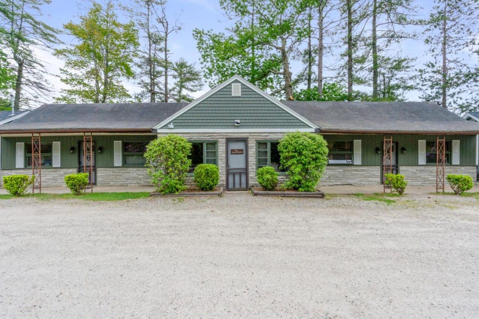 Squam Waterfront 2 bed rental (Suite 6) House in Ashland