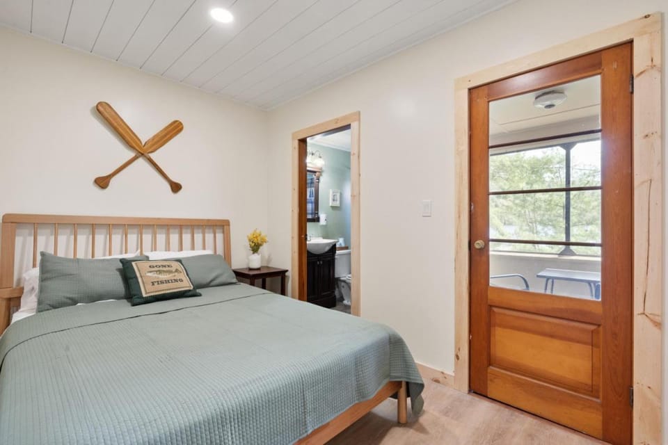 Squam Lake 3 bed plus 3 bath rental (Suite 7) House in Ashland