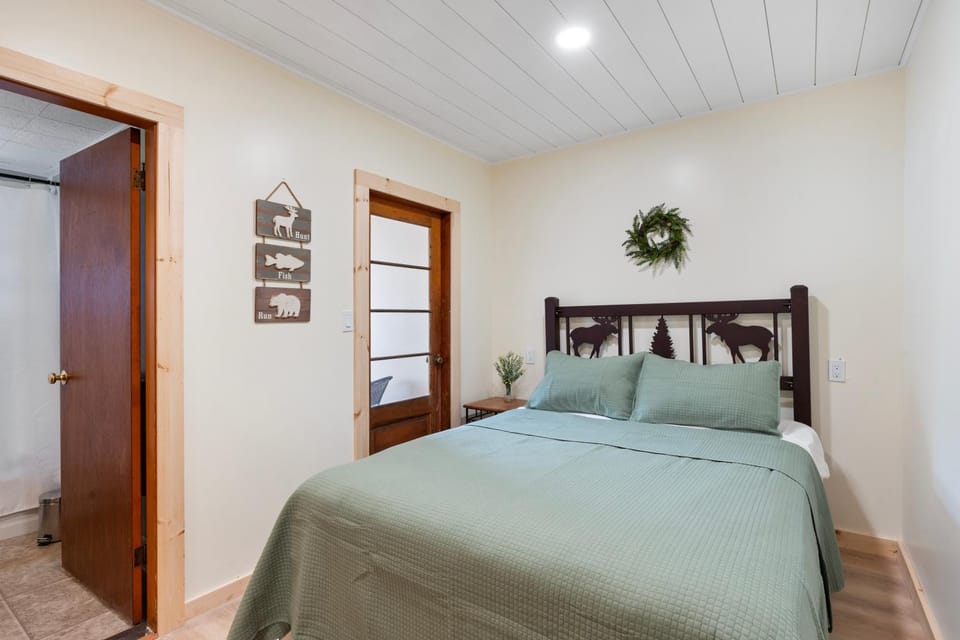 Squam waterfront 2 bed 2 bath (Suite 9) House in Ashland