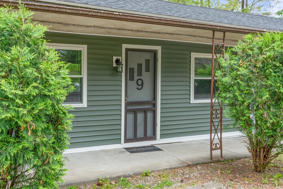 Squam waterfront 2 bed 2 bath (Suite 9) House in Ashland