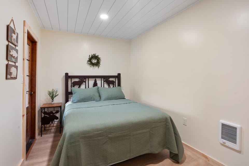 Squam Waterfront 2 bed 2 bath (Suite 3) House in Ashland
