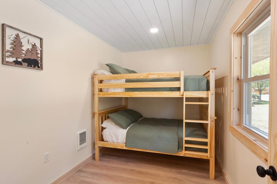 Squam Waterfront 2 bed 2 bath (Suite 3) House in Ashland