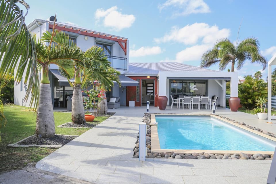 Property building, Day, Garden, Garden view, Pool view, Swimming pool
