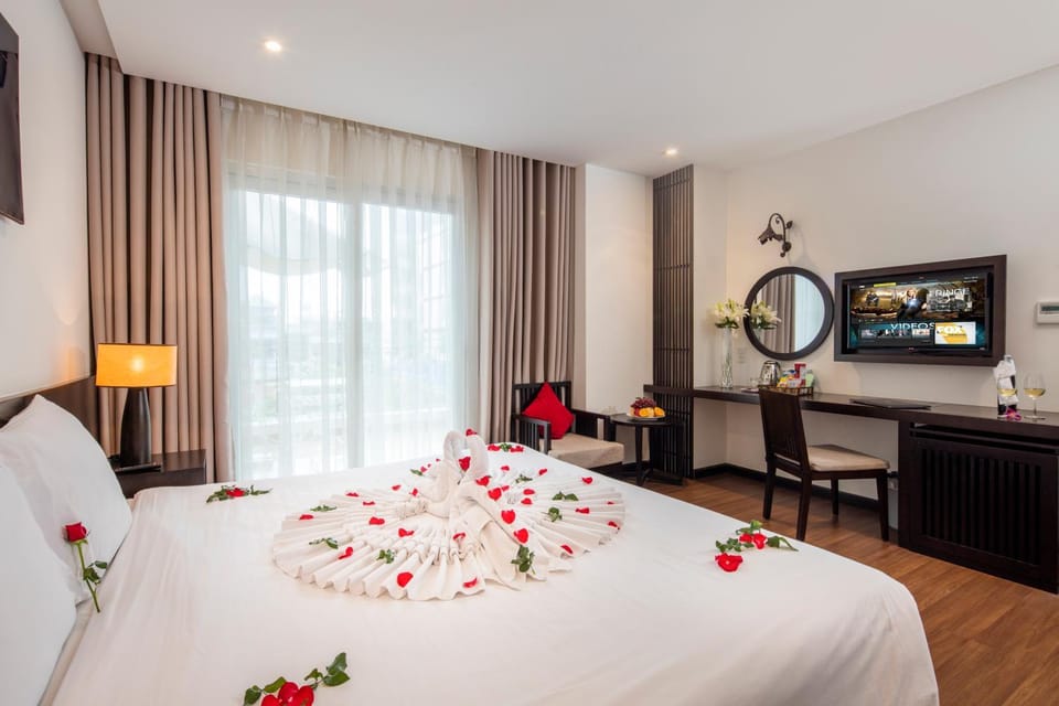 Shower, Natural landscape, View (from property/room), Balcony/Terrace, Spa and wellness centre/facilities, Fitness centre/facilities, Photo of the whole room, Decorative detail, City view, Street view, Meals, Asian breakfast, furniture, internet, safe, towels, elevator, air conditioner
