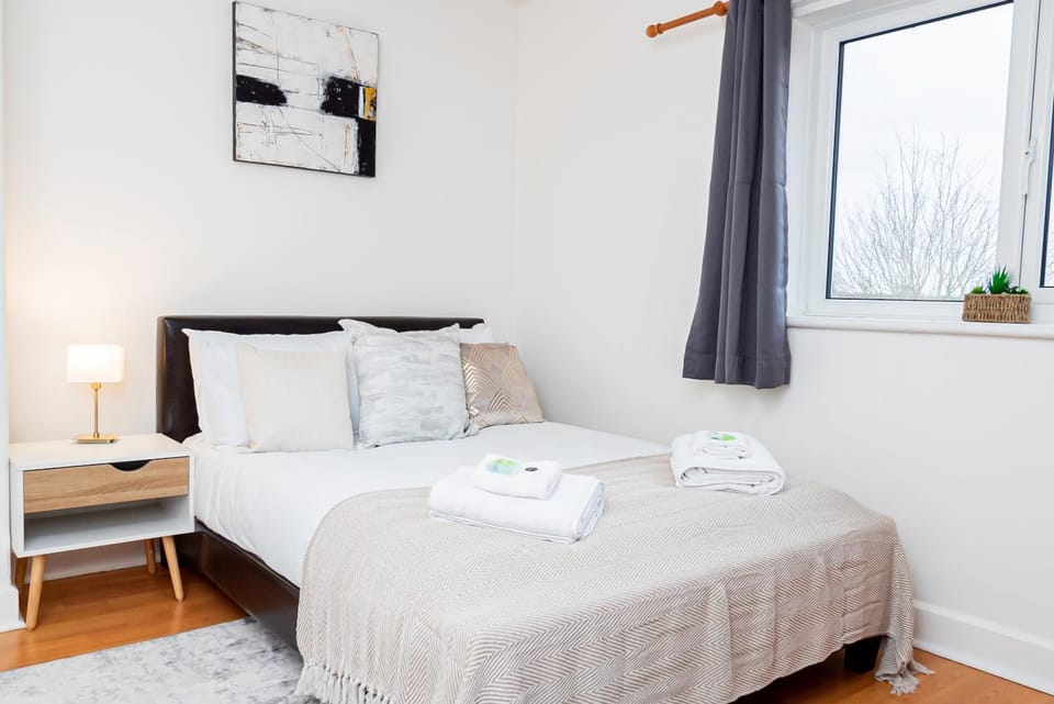 Bed, Bedroom, towels