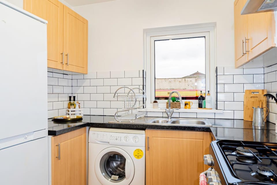 Kitchen or kitchenette, stove, washing machine