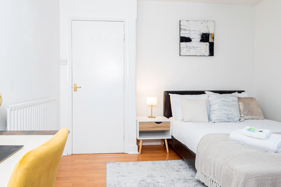 Bed, Bedroom, towels