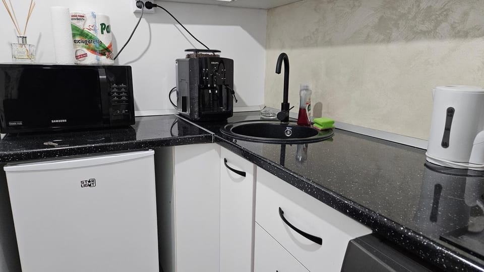 Coffee/tea facilities, Kitchen or kitchenette, oven