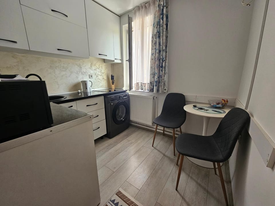 Kitchen or kitchenette, oven, stove