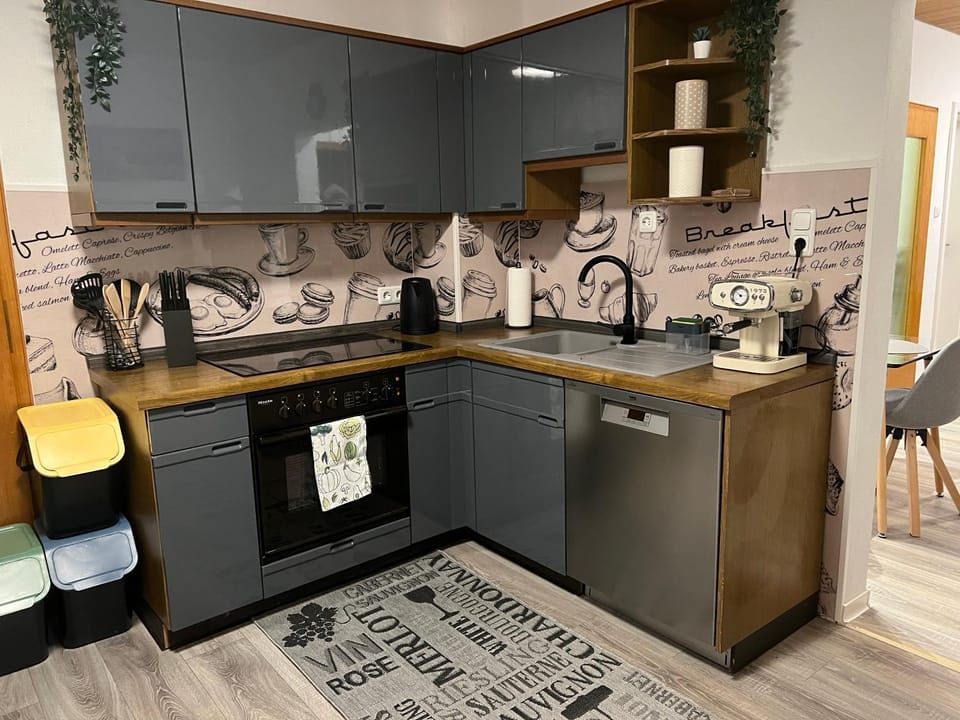 Coffee/tea facilities, Kitchen or kitchenette, dishwasher, stove