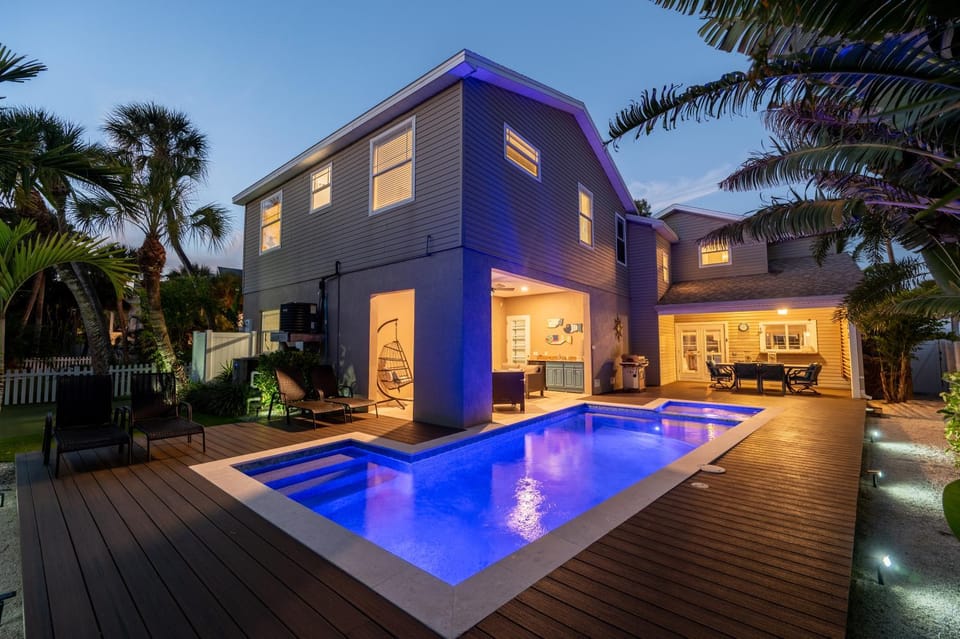Bay Dreamin! Walk to the Beach, Pier, & Pine Ave! Heated Pool! House in Anna Maria Island