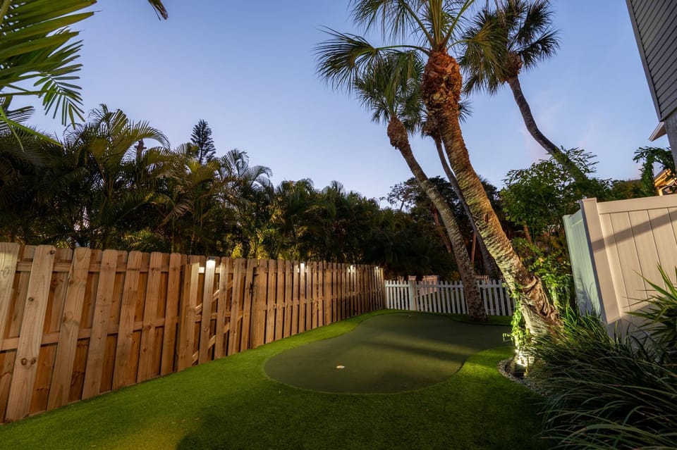 Bay Dreamin! Walk to the Beach, Pier, & Pine Ave! Heated Pool! House in Anna Maria Island