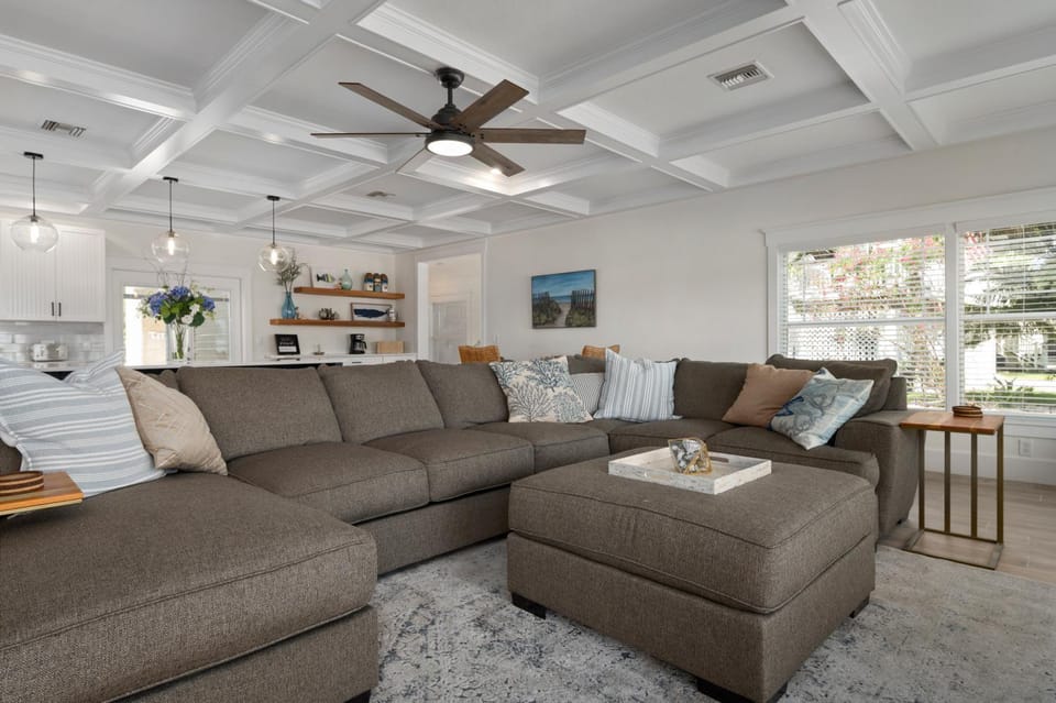 Bay Dreamin! Walk to the Beach, Pier, & Pine Ave! Heated Pool! House in Anna Maria Island